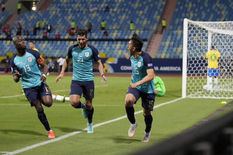 Ángel Mena, a la derecha, celebra el gol del empate de Ecuador contra Brasil, por la Copa América