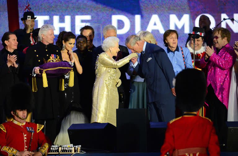 Carlos besa la mano de su madre, durante un concierto por el jubileo de la reina en 2012