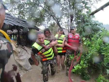 Army personnel help flood victims in Kapilvastu, Nepal July 26, 2016. Picture taken July 26, 2016. Nepalese Army/Handout via REUTERS