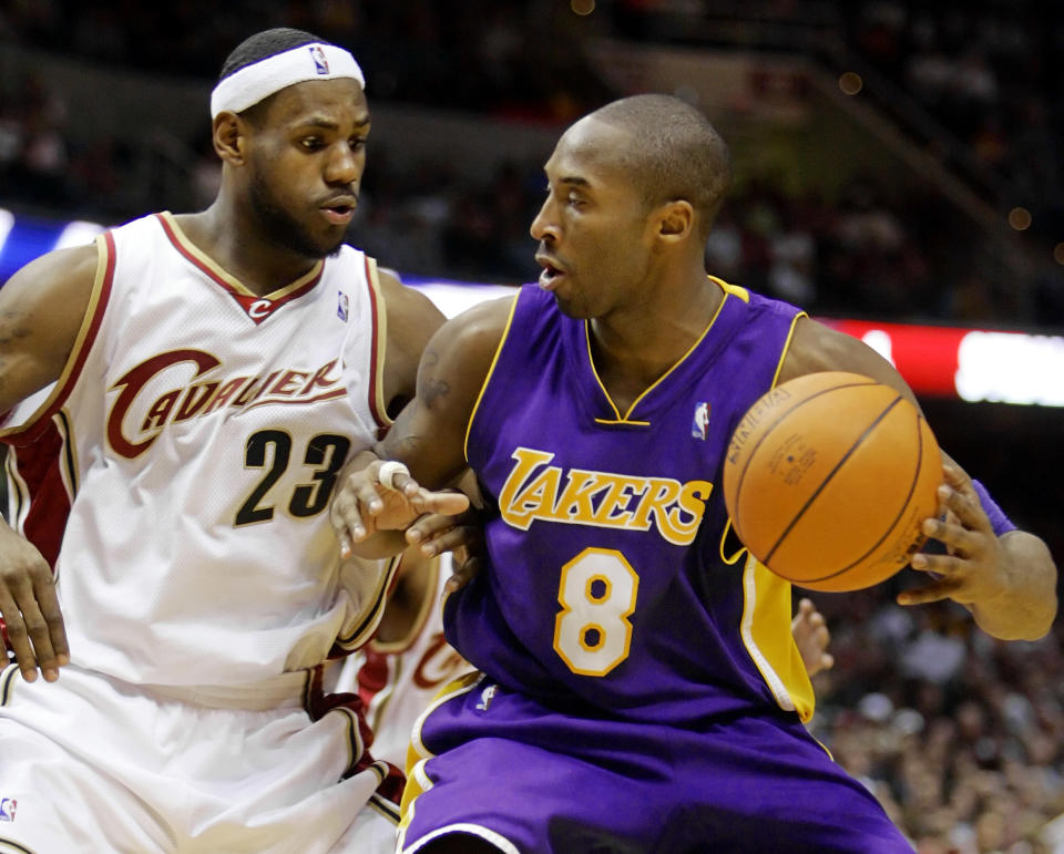 LeBron James y Kobe Bryant, durante un partido entre los Cavaliers y los Lakers en 2006. (Foto: Mark Duncan / AP).