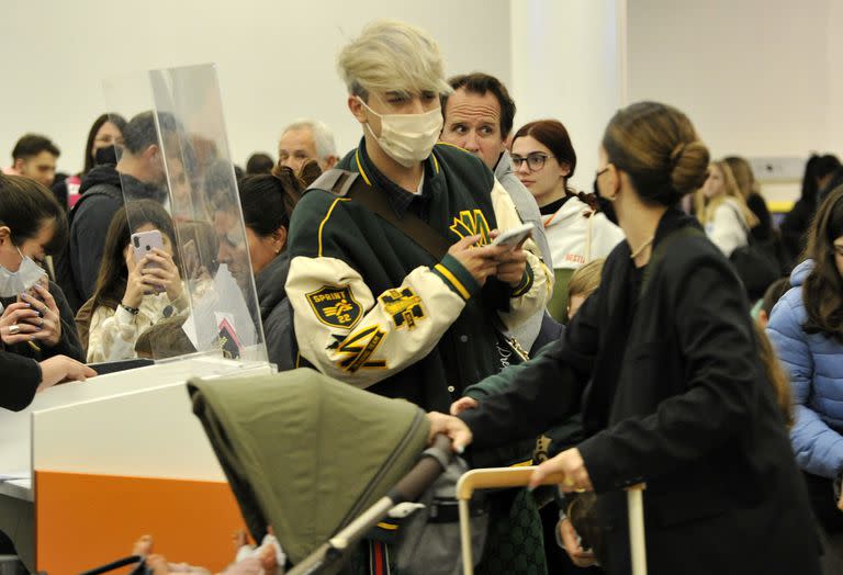 Rusherking, en Ezeiza, haciendo el check-in para irse de vacaciones con su flamante pareja, la China Suárez