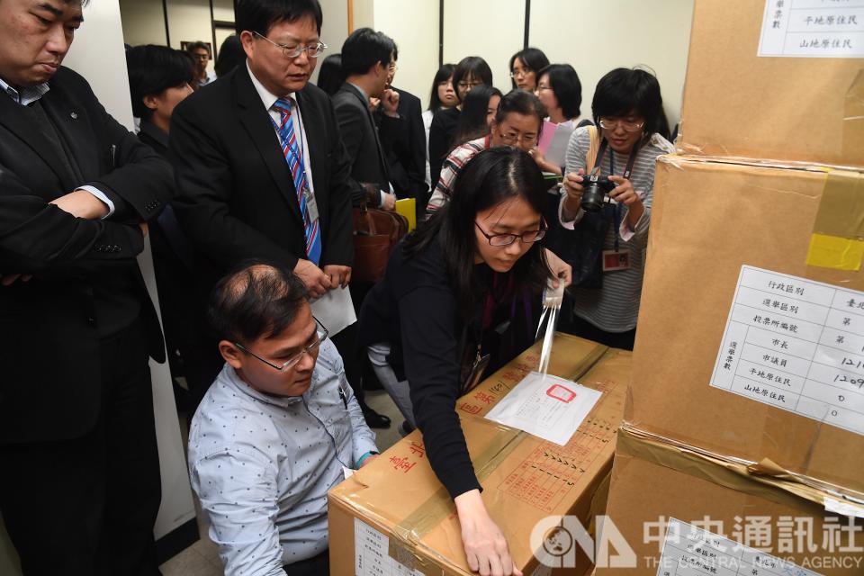 國民黨台北市長候選人丁守中聲請查封票匭重新計票案，台北地院法官及雙方律師29日下午到台北市選委會查封票匭。(中央社)