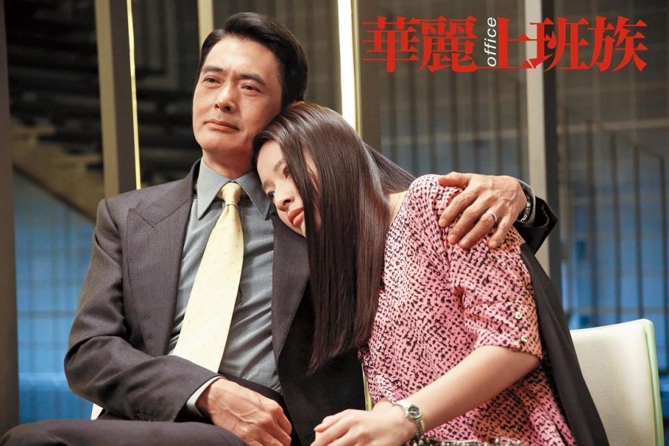 郎月婷的第二部戲《華麗上班族》就演周潤發的女兒，有不少對手戲。出道至今郎月婷一直有大咖扶持，運氣好到爆。（翻攝自微博）