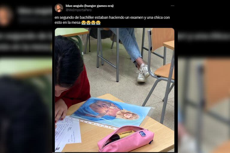 Una joven se volvió viral al ir a rendir un examen acompañada por una estampita de Taylor Swift (Captura Twitter)