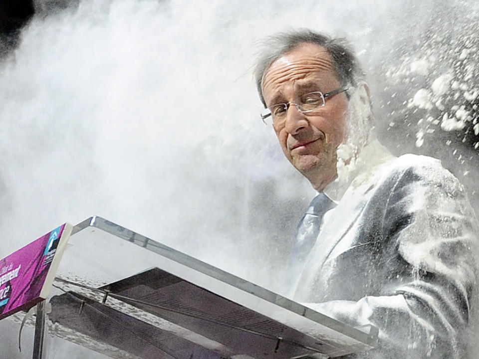 La de político es una carrera de riesgo. No hay duda. Cuando todavía era candidato, François Hollande sufrió un curioso ataque de una airada votante. Lo que le llueve encima es harina. La factura de la tintorería debió ser de aupa. (AP Photo/SZG)