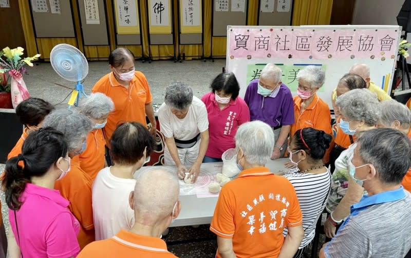 昝媽姜淑蘭不藏私樂於教授大家製作棗發饅頭。（圖／新北市文化局提供）