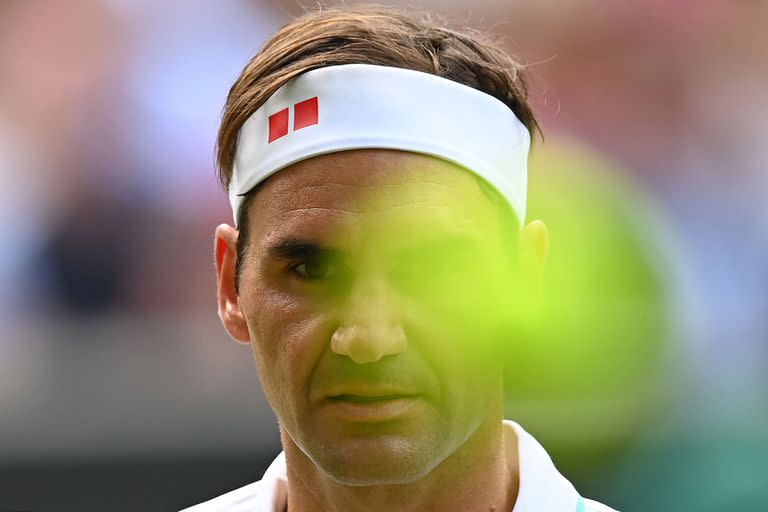 El 1 de julio de 2021, el suizo Roger Federer solicita una pelota antes de servir contra el francés Richard Gasquet durante el partido de segunda ronda de individuales masculinos en el cuarto día del Campeonato de Wimbledon 2021 en el All England Tennis Club en Wimbledon. suroeste de Londres. 