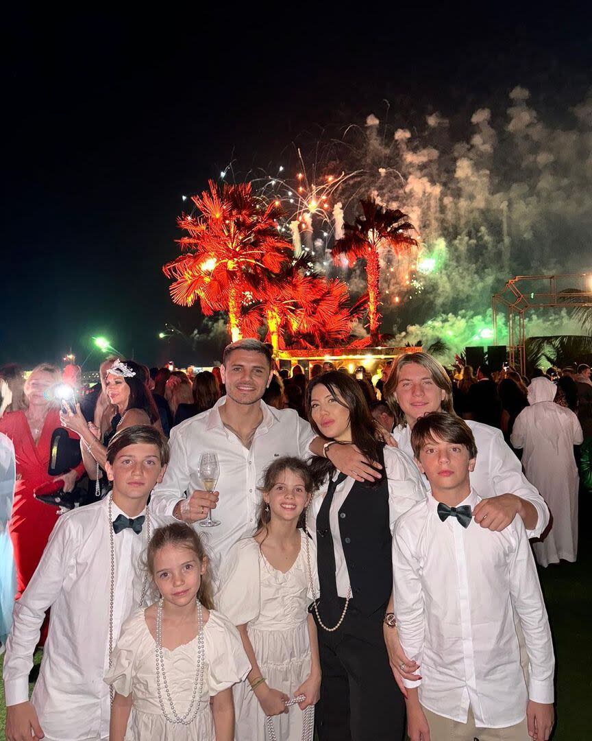 Mauro Icardi y Wanda Nara recibieron el año en Dubai junto Valentino, Benedicto, Isabella, Francesca y Constantino (Foto: Instagram @wanda_nara)