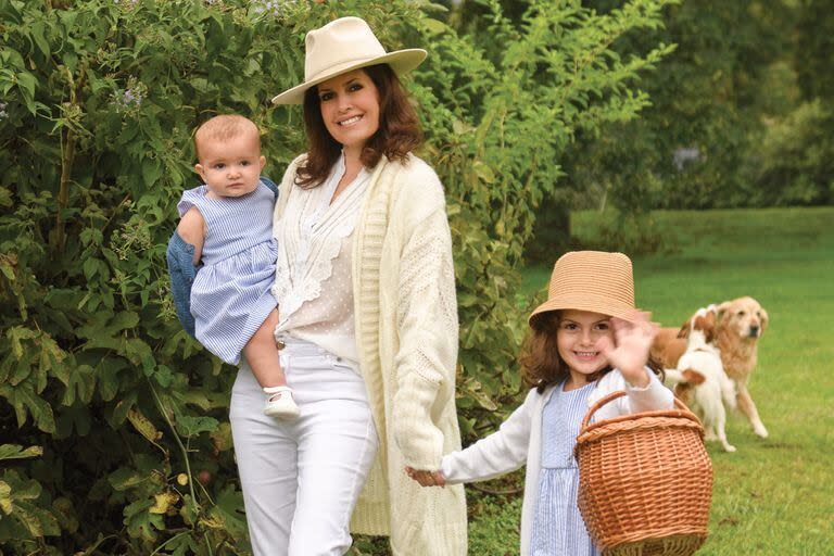 Isabel Macedo junto a sus dos hijas: Julia, que nació el 4 de junio de 2022, y Belita que tiene 5 años