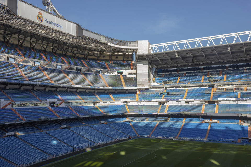 Vista del estadio Santiago Bernabéu en Madrid, España, el martes 10 de marzo de 2020. (AP Foto)