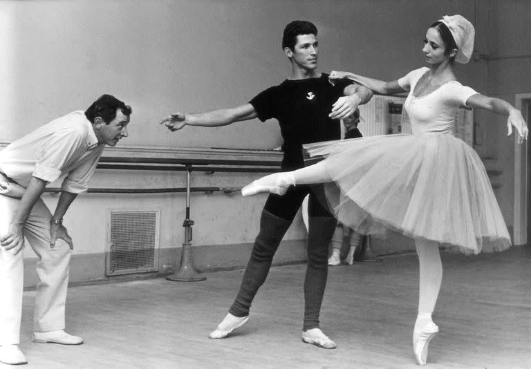 La bailarina Marcia Haydée (también conocida por su nombre Salaverry Pereira da Silva) ensaya con su pareja Richard Cragun en septiembre de 1967, bajo la mirada crítica del director de Ballet de Stuttgart John Cranko