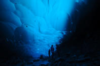 Los alpinistas bajo el glaciar de Mendenhall, cerca de Juneau, Alaska. Cuando las condiciones son adecuadas, las corrientes hacen agujeros en el glaciar. algunas veces son lo suficientemente grandes y seguros como para ser explorados. El hielo deja ver casi todos los colores de la luz, excepto arriba, donde las longitudes de onda captan un impresionante azul intenso. (Foto y texto por Mark Meyer/Concurso Fotográfico de National Geographic) <br> <br> <a href="http://ngm.nationalgeographic.com/ngm/photo-contest/2012/entries/recent-entries/" rel="nofollow noopener" target="_blank" data-ylk="slk:Haz click aquí para ver más fotos enviadas al concurso de National Geographic;elm:context_link;itc:0;sec:content-canvas" class="link ">Haz click aquí para ver más fotos enviadas al concurso de National Geographic</a>