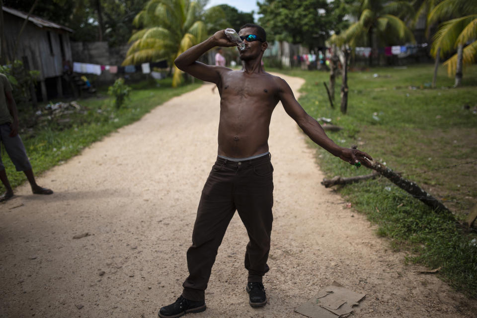 En esta fotografía del 1 de febrero de 2018, Ángel Ponce toma un trago de ron en Puerto Lempira, Honduras. (AP Foto/Rodrigo Abd)