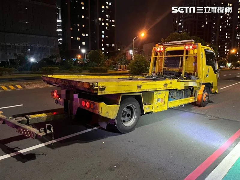 &#x005f35;&#x007537;&#x006240;&#x0099d5;&#x0099db;&#x007684;&#x006c11;&#x009593;&#x0062d6;&#x00540a;&#x008eca;&#x003002;&#x00ff08;&#x005716;&#x00ff0f;&#x007ffb;&#x00651d;&#x00756b;&#x009762;&#x00ff09;