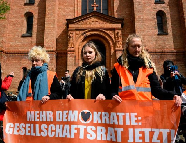 Des militants du groupe écologiste "Dernière génération" devant l'église Saint Thomas à Berlin, le 26 avril 2023