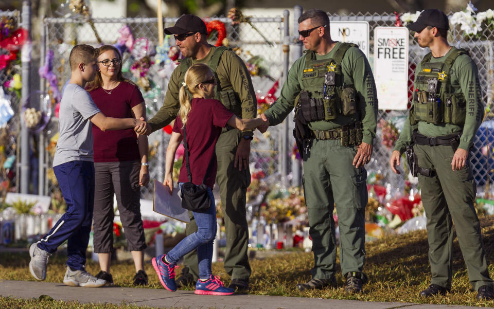 <p>Algunos de los agentes sostenían fusiles de asalto militares y el superintendente Robert Runcie indicó que la fuerte presencia policial continuaría por el resto del año escolar. Las armas alteraron a algunos estudiantes. (Matias J. Ocner/Miami Herald via AP) </p>