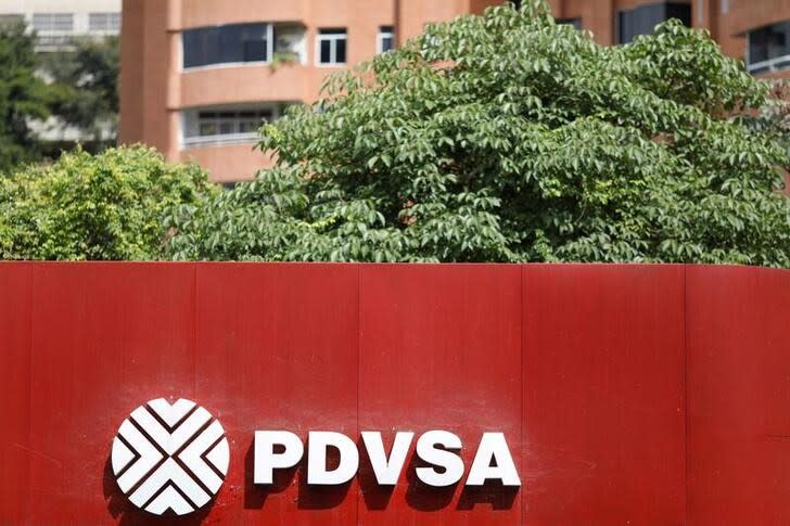 Foto de archivo del logo de PDVSA en una gasolinera en Caracas