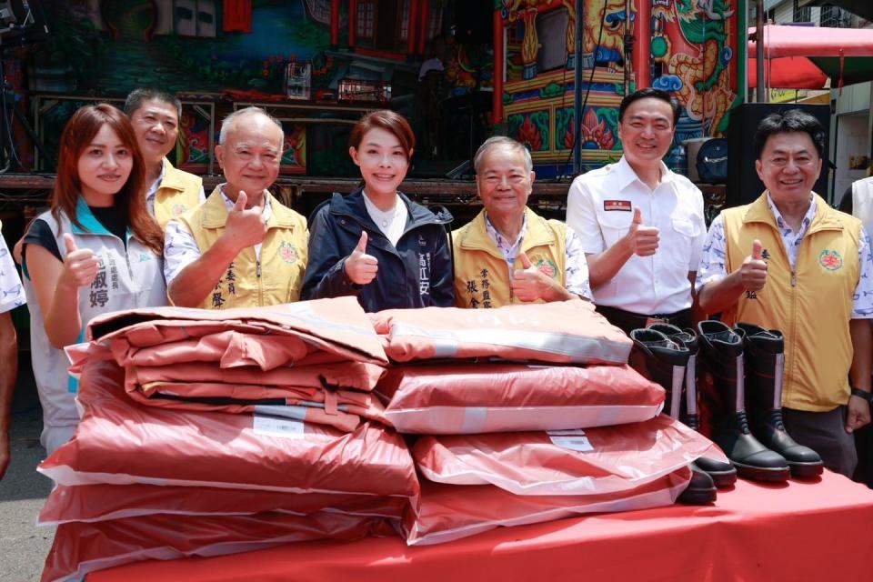 新竹東寧宮捐贈消防衣給新竹市消防局/高虹安臉書