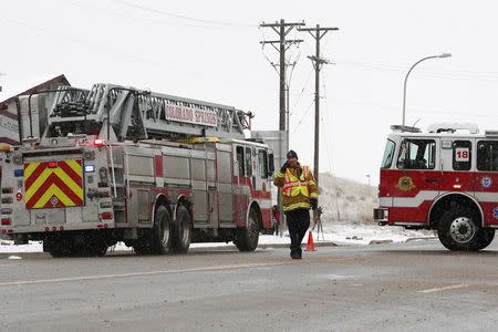 Police officers secure a road leading to a Planned Parenthood center after reports of an active shooter in Colorado Springs, November 27, 2015. REUTERS/Isaiah J. Downing