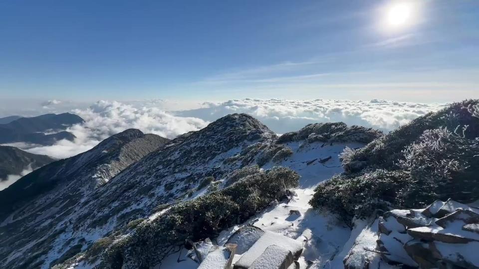 雪山圈谷12/6迎來今年初雪，今天上午積雪仍有10公分。雪霸國家公園管理處提供