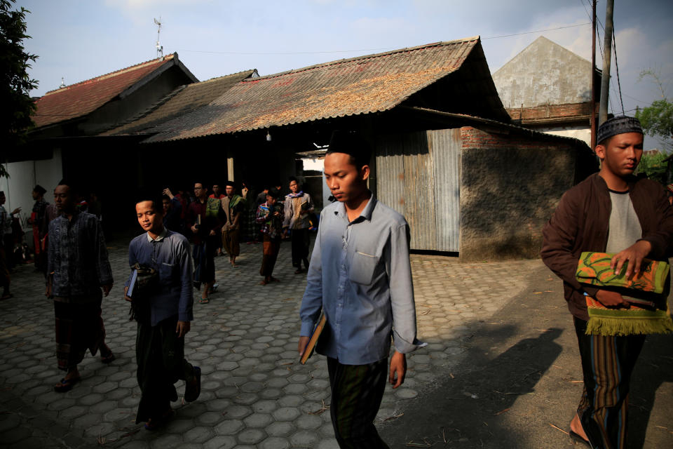 <p>Students leave after attending an Islamic scriptures class during the holy month of Ramadan at Lirboyo Islamic boarding school in Kediri, Indonesia, May 20, 2018. (Photo: Beawiharta/Reuters) </p>