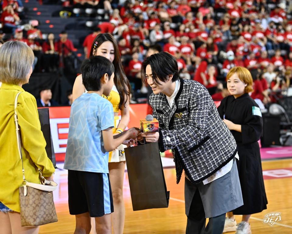 龜梨和也親切地與粉絲互動。（圖／網銀國際影視提供）