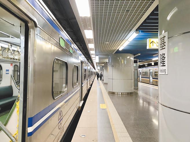 交通部長王國材昨透露，基隆捷運一定會做到基隆火車站，但兩者兼具有營運困難，意味著台鐵可能會被廢除。（陳彩玲攝）