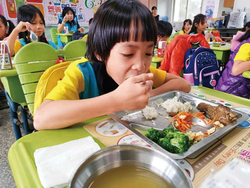 若希望孩子跟大樹一樣高，醫師建議讓孩子攝取均衡營養，但應避開高油脂、加工食物。（圖／報系資料庫）