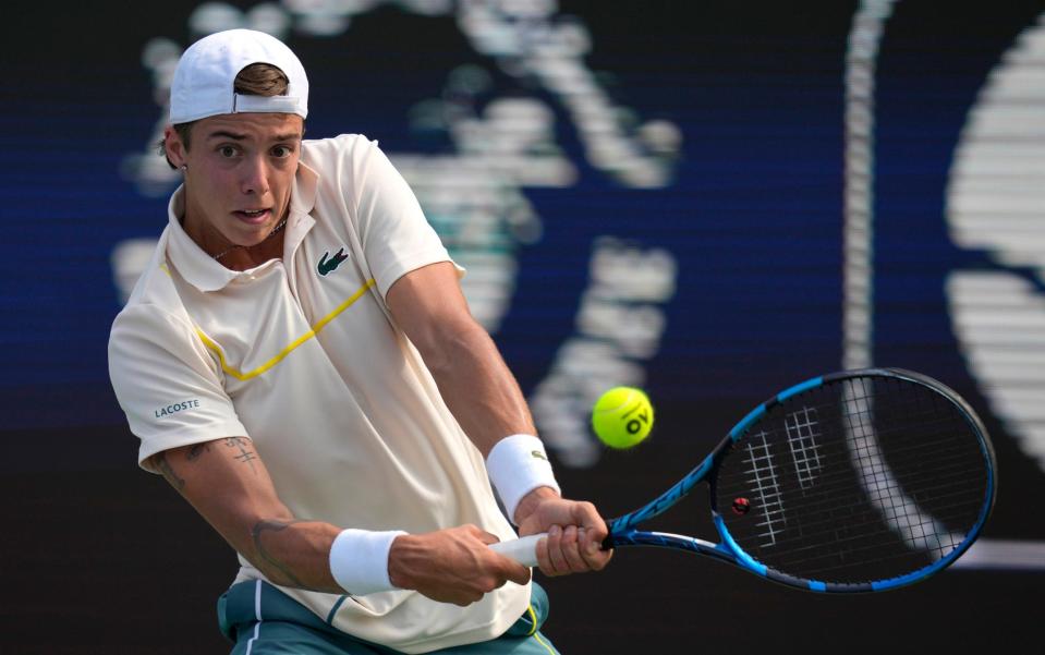 Arthur Cazeau de Francia devuelve el balón a Andrey Rublev durante un partido en el Campeonato de Tenis Duty Free de Dubai en Dubai, Emiratos Árabes Unidos.