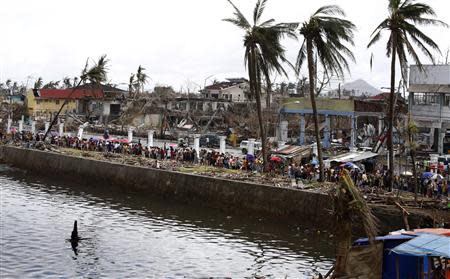 Victims queue for food and water in the aftermath of super typhoon Haiyan in Tacloban city, central Philippines November 14, 2013. REUTERS/Erik De Castro