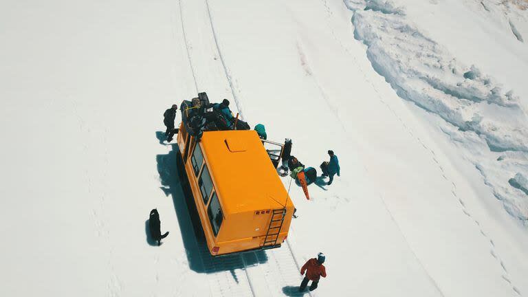 Cuentan con el servicio de dos snowbus, con capacidad para 13 personas cada uno, en el que se realizan travesías a lugares increíbles de la Cordillera