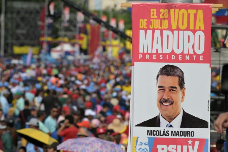 Un cartel de la campaña electoral del presidente Nicolás Maduro durante un mitin del chavismo en Caracas, el 25 de julio de 2024 (Yuri CORTEZ)