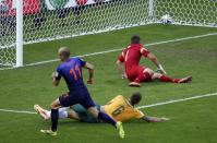 Arjen Robben (11) of the Netherlands scores past Australia's goalkeeper Mathew Ryan and Matthew Spiranovic (6) during their 2014 World Cup Group B soccer match at the Beira Rio stadium in Porto Alegre June 18, 2014. REUTERS/Marko Djurica (BRAZIL - Tags: SOCCER SPORT WORLD CUP)