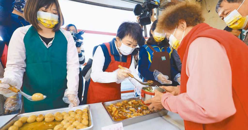 市長盧秀燕替長輩打菜，還細心詢問要肥的多一點還是瘦的多一點。（圖／中國時報陳淑娥攝）