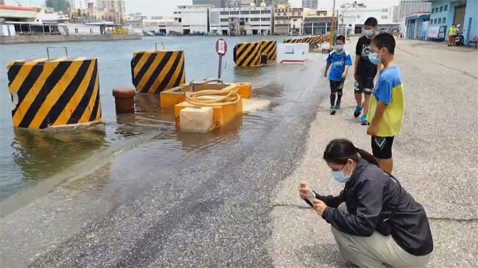 澎湖滿潮海水淹路面　民眾好奇拍下奇景