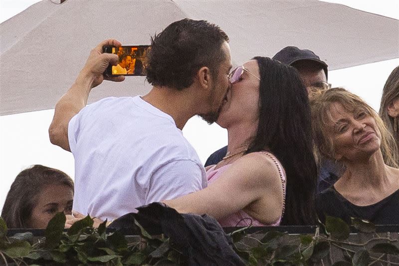 奧蘭多布魯（左）和未婚妻凱蒂佩芮在音樂節激吻。（圖／美聯社／達志影像）
