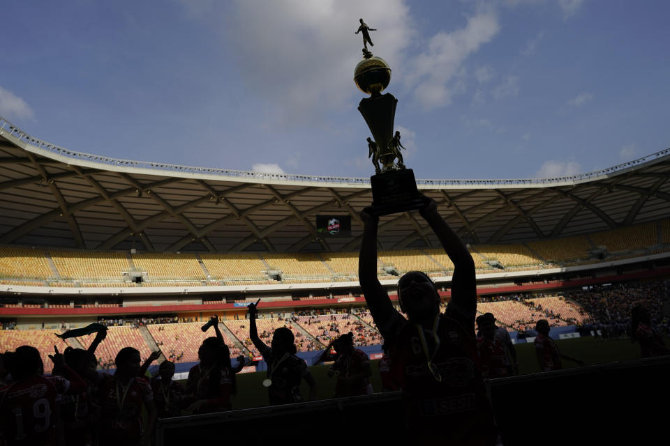 Las jugadoras de Salcomp festejan tras ganar la final del torneo Peladao en la Arena da Amazonia en Manaos, Brasil, el sábado 16 de febrero de 2019. (AP Foto/Víctor R. Caivano)