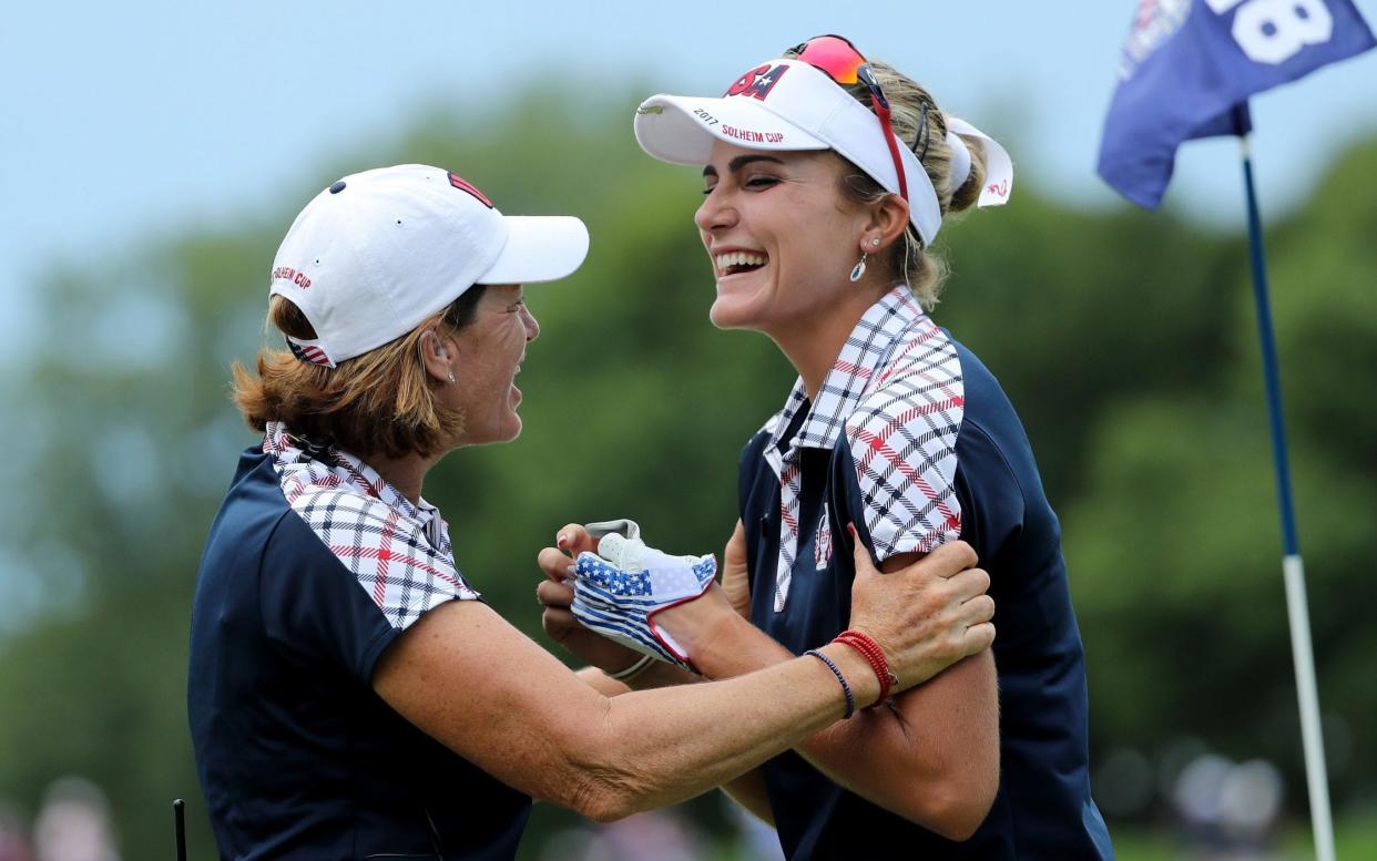 USA captain Juli Inkster congratulates Lexi Thompson on her remarkable round - David Cannon Collection