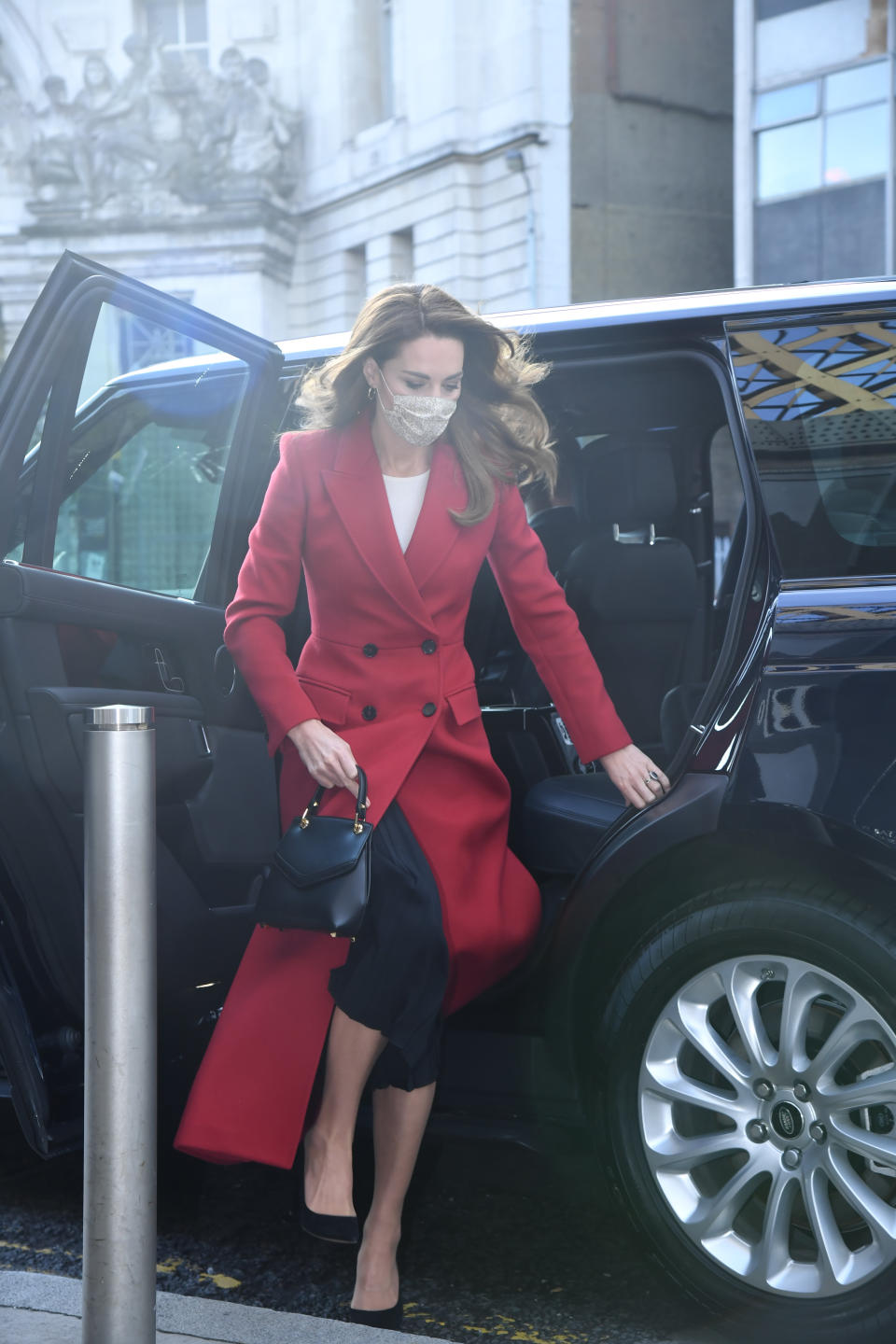 LONDON, ENGLAND - OCTOBER 20: Catherine, Duchess of Cambridge arrives for the launch of the Hold Still campaign at Waterloo Station on October 20, 2020 in London, England. (Photo by Jeremy Selwyn - WPA Pool/Getty Images)