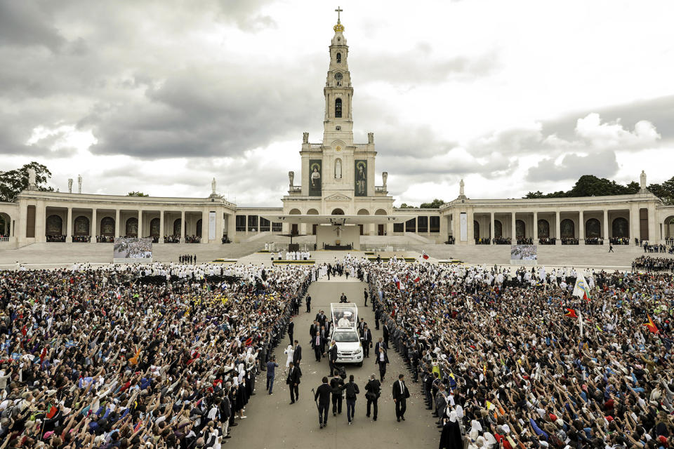 <p>Pope Francis in his popemobile leaves at the end of a Mass where he canonized shepherd children Jacinta and Francisco Marto at the Sanctuary of Our Lady of Fatima, May 13, 2017, in Fatima, Portugal. Pope Francis urged Catholics on Friday to “tear down all walls” and spread peace as he traveled to this Portuguese shrine town to canonize two poor, illiterate shepherd children whose visions of the Virgin Mary 100 years ago marked one of the most important events of the 20th-century Catholic Church. (Photo: AP) </p>