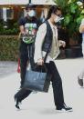 <p>The singer was spotted in the Big Apple heading to Gigi Hadid’s apartment after welcoming the model’s daughter with Zayn Malik.</p><p>The singer is currently dating Hadid’s younger brother Anwar and has spent several weeks in the US during the end of the 25-year-old’s final trimester.</p><p>Dua wore black trousers, trains, a cream-coloured jacket and a white mask for the occasion. She also carried a Versace shopping bag. </p>