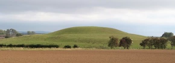 Der rätselhafte Howe Hill an der Straße von Yafforth nach Danby Wiske