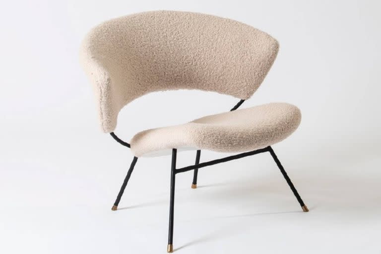 Silla a la manera de Carlo Hauner y Martin Eisler: en estructura de hierro con apoyabrazos en madera y asiento y respaldo en hilos de algodón