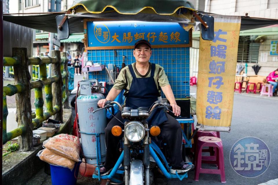 老闆謝武信騎著自己改造的攤車，在中、永和3個地方打游擊式營業。