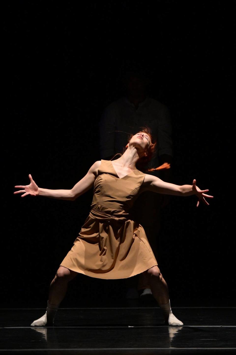 Beatriz García en “To Zero Point”, la obra con la que se dio a conocer entre nosotros -acompañada por Armando Brydson, cocreador de la coreografía- durante el XXVII International Ballet Festival of Miami.