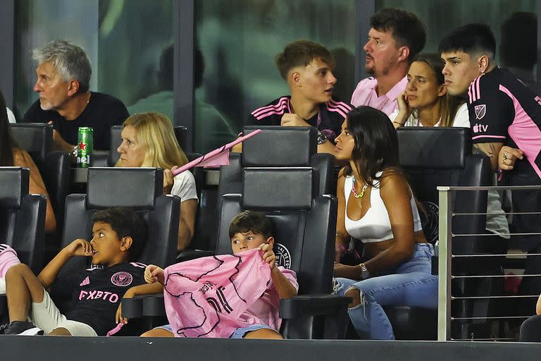 Antonela se lució con un jean, un top blanco y accesorios rosa para el debur de Leo con el Inter Miami
