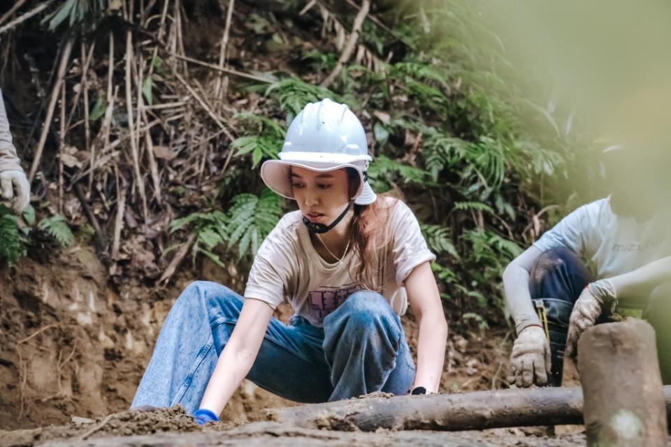 洪都拉斯、温貞菱修泥濘古道 ! 陳庭妮、施名帥走40分鐘揹餐上山  被誇人間美味