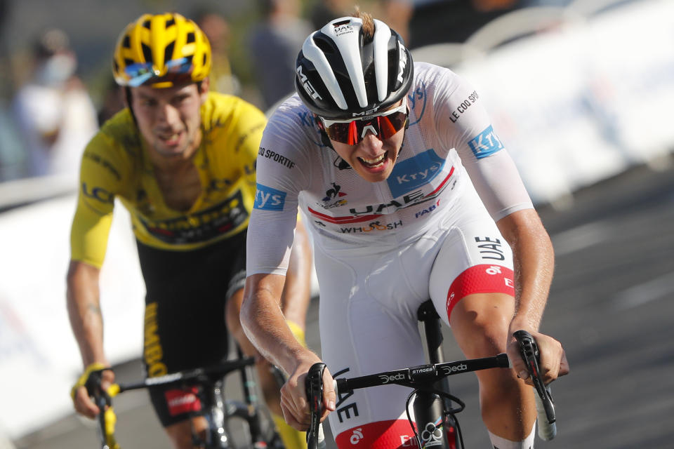 El esloveno Tadej Pogacar gana la 15ta etapa del Tour de Francia por delante de su compatriota y líder general Primoz Roglic en el puerto de Grand Colombier, el domingo 13 de septiembre de 2020. (AP Foto/Thibault Camus, Pool)