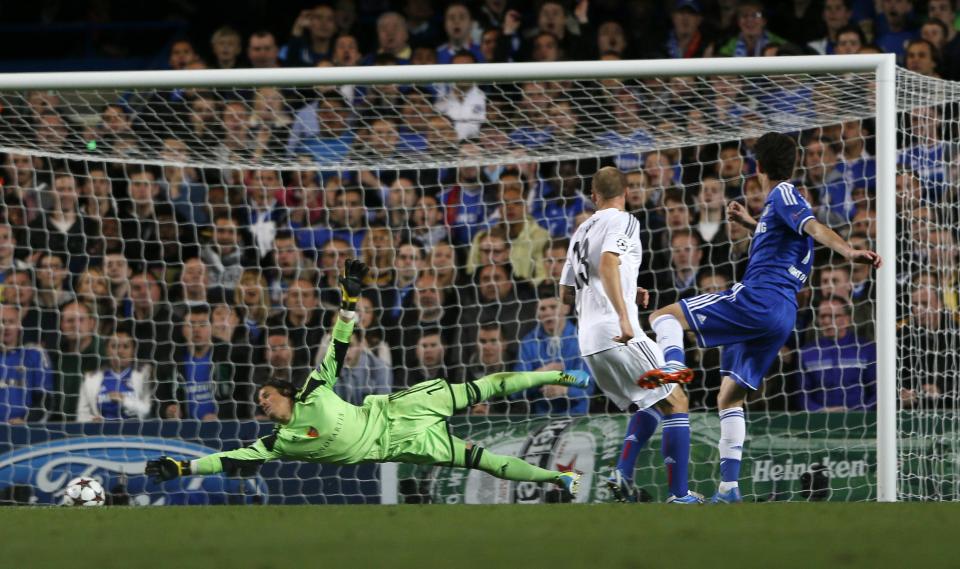 Chelsea's Oscar (R) scores a goal during their Champions League soccer match against Basel at Stamford Bridge in London September 18, 2013. REUTERS/Stefan Wermuth (BRITAIN - Tags: SPORT SOCCER)