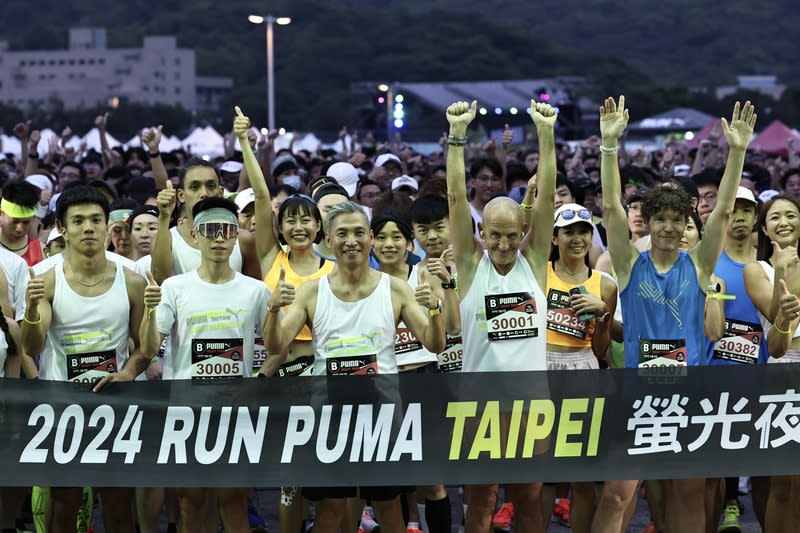 2024螢光夜跑台北熱情登場 台灣大型夜跑活動「PUMA NIGHT RUN 螢光夜跑」 20日在台北大佳河濱公園登場，10K首組由PUMA大 中華區總經理菲力普（Philippe Bocquillon）（前右 2）、台灣區總經理於保羅（前左3）、短跑好手葛吳 諺明（前左）及登高好手羅清駿（前左2）領跑。 中央社記者翁睿坤攝　113年4月20日 